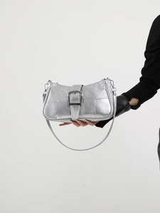 Borsa a tracolla argento chic con grande fibbia quadrata e cuciture patchwork
