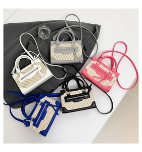 Mini sacs en paille et cuir en cinq coloris avec texture tissée et détails de pompons