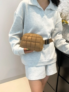 Sac banane matelassé kaki à motif quadrillé avec bandoulière réglable pour femmes