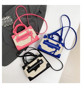 Vue détaillée à plat de mini sacs à main tissés en rose, bleu royal et noir avec zips argentés
