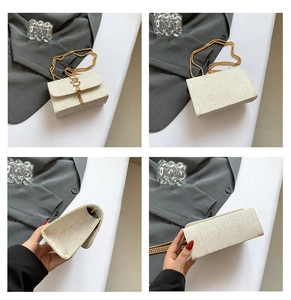 Vue détaillée du sac bandoulière blanc crème avec texture tissée et chaîne dorée