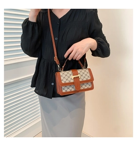 Vue détaillée du sac à bandoulière en cuir marron vintage avec boucle H dorée