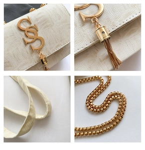 Détails du sac à chaîne en tissu beige avec finitions dorées et breloque à pompon