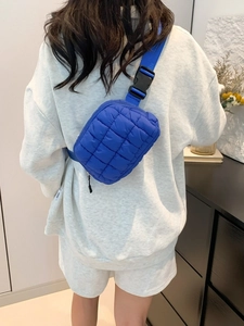 Sac banane matelassé bleu roi à motif de carreaux pour sports de plein air