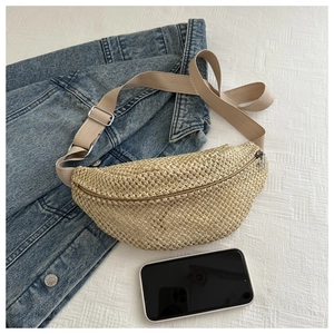 Vue de dessus d'un sac banane en paille tressée avec bandoulière réglable et texture