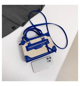 Mini sac bicolore en paille et cuir bleu avec téléphone pour comparer la taille