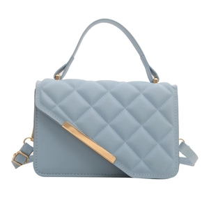 Sac à main bleu glacier matelassé pour femme avec détails dorés et bandoulière chic