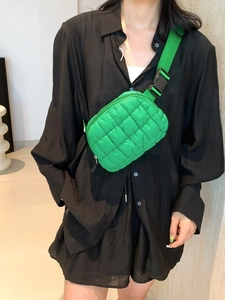 Sac banane matelassé vert avec sangle réglable et texture en nylon à carreaux