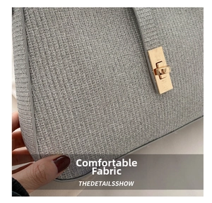 Détail du tissu tissé à paillettes argentées et fermoir tournant en métal doré du sac
