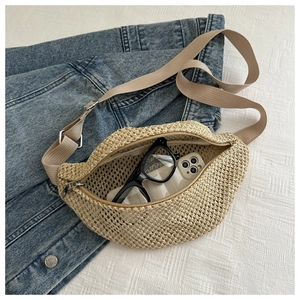 Détail de l'intérieur du sac banane tressé montrant l'espace pour téléphone et lunettes