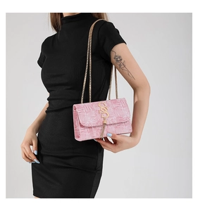 Sac à rabat en cuir texturé rose avec boucle en S dorée et bandoulière en chaîne