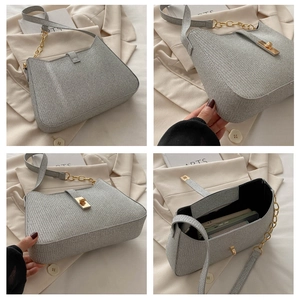 Détails du sac à bandoulière argenté texturé avec boucles dorées et compartiments internes