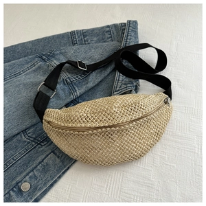 Vue détaillée du sac banane en paille tressée avec bandoulière en nylon noir et boucle