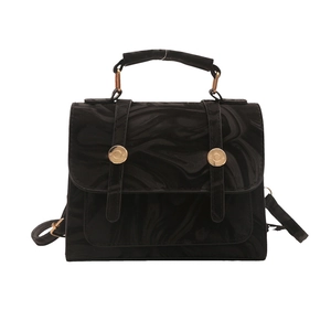 Sac bandoulière noir de style français avec texture marbrée et boucle dorée ronde