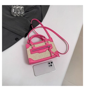 Vue de dessus d'un mini sac bandoulière fuchsia avec panneau tissé et téléphone