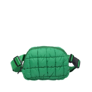 Sac banane matelassé vert avec motif à carreaux et sangle réglable sur fond blanc uni