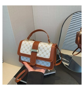 Détails du sac bandoulière vintage avec bordure en cuir marron et motif monogramme
