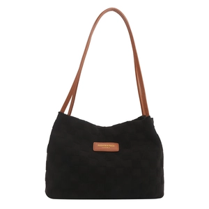 Grand sac cabas noir tissé avec poignées marron et étiquette pour le trajet quotidien