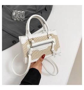 Détail du petit sac carré en cuir blanc et tissu beige tressé avec double poignées