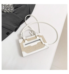 Détail du sac bandoulière en cuir blanc et paille beige avec fermeture éclair argentée