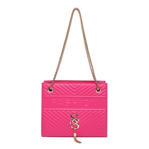 Sac bandoulière rose en similicuir avec motif en V, chaîne dorée et détail de gland