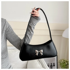 Détail du sac sous l'aisselle en cuir PU noir avec nœud métallique argenté