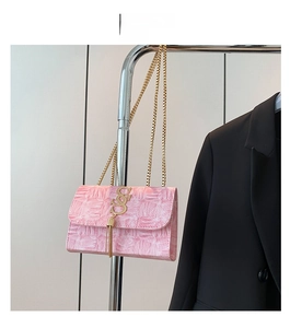 Vue détaillée du sac rose à chaîne avec texture peinture à l'huile et pompon logo GS