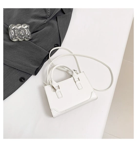 Gros plan du mini sac à main blanc avec surpiqûres contrastées et bandoulière élégante