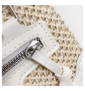Détails du tissage et fermeture éclair argentée sur un petit sac carré crème de qualité