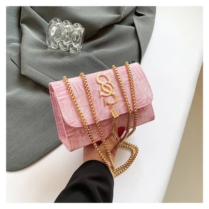 Sac à bandoulière rose texturé chic avec logo S doré et détails de chaîne pour femmes