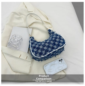 Gros plan d'un sac baguette en denim avec motif à damier bleu et détails de passepoil