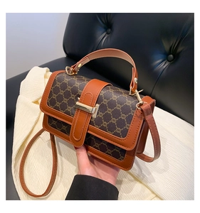 Détail du sac à bandoulière monogramme marron vintage avec fermoir doré et cuir poli