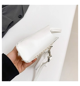 Détails de la base du sac en cuir PU blanc et de la boucle en métal argenté réglable