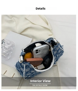 Vue intérieure du sac baguette en denim bleu montrant l'espace pour maquillage
