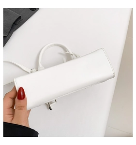 Gros plan détaillé du sac blanc montrant les coutures fines et la texture du cuir lisse