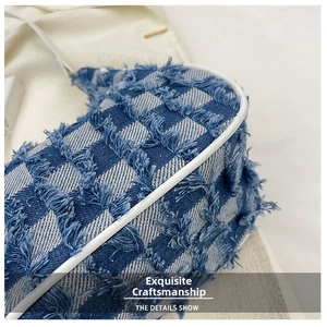Gros plan détaillé du sac en denim à damier bleu et blanc avec des bords effilochés