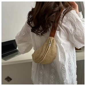 Détail du tissage en paille et de la fermeture éclair argentée du mini sac bandoulière