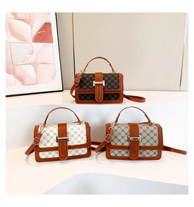 Trois sacs bandoulière vintage en marron, beige et kaki avec boucles en métal doré