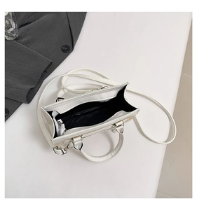 Détails intérieurs du sac bandoulière en cuir blanc avec doublure et poche zippée