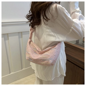 Sac hobo rose texturé avec rayures arc-en-ciel et détail de bandoulière nouée élégant