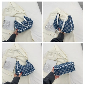 Détail du sac hobo en denim à damier avec bords effilochés et bandoulière en cuir blanc