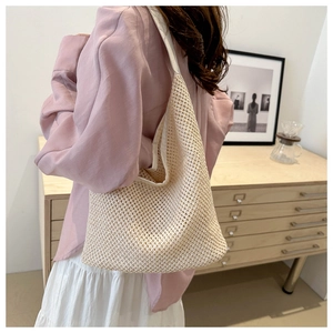 Sac à bandoulière tissé crème chic style hobo pour la mode printanière et estivale