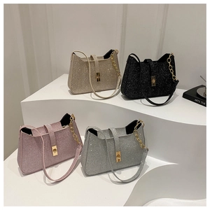 Détails de quatre sacs à bandoulière à paillettes en finitions or, noir, rose et argent