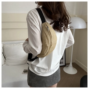 Mini sac banane tressé à la mode porté en bandoulière dans un décor intérieur moderne