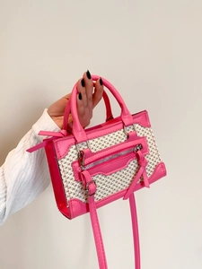 Sac à main en tissu tissé beige et bordure en cuir rose avec clous et bandoulière
