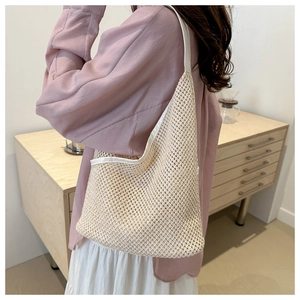 Détail du sac à bandoulière en maille tissée crème avec texture tricotée épurée