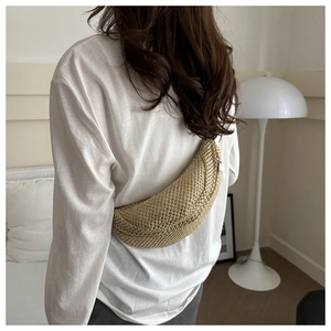 Détails du tissage du sac de poitrine en paille en croissant avec zip argenté