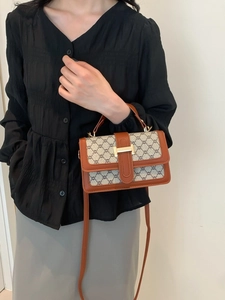 Sac à bandoulière carré rétro en toile monogramme marron avec boucle dorée élégante