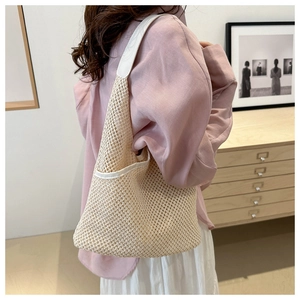 Détail d'un sac à bandoulière en maille tissée beige avec bandoulière en cuir blanc