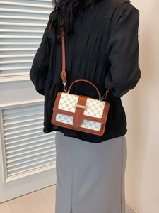 Sac bandoulière vintage marron avec motif monogramme classique et fermoir en métal doré